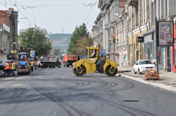 Продолжаются работы по ремонту дорог и благоустройству города